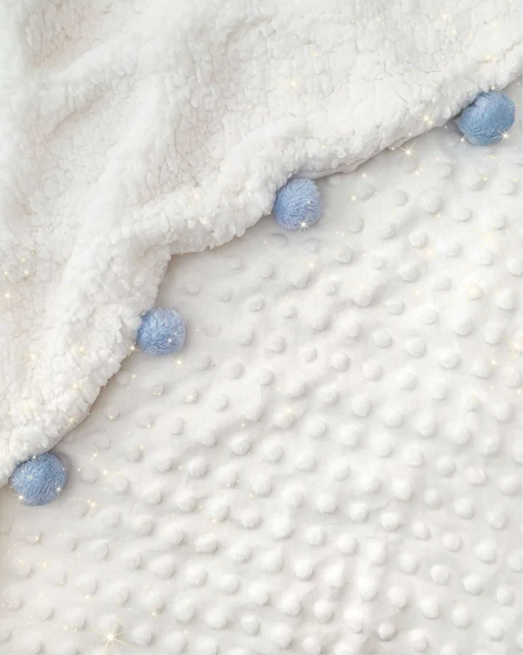 Cobija Marfil Doble Faz Burbujas con Pompones Azul