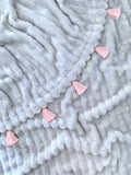 Cobija gris con flecos rosados