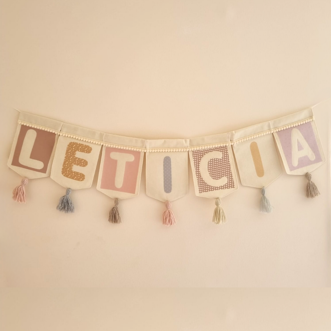 Banderín personalizado fancy con nombre LETICIA
