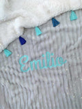Cobija gris con flecos azules