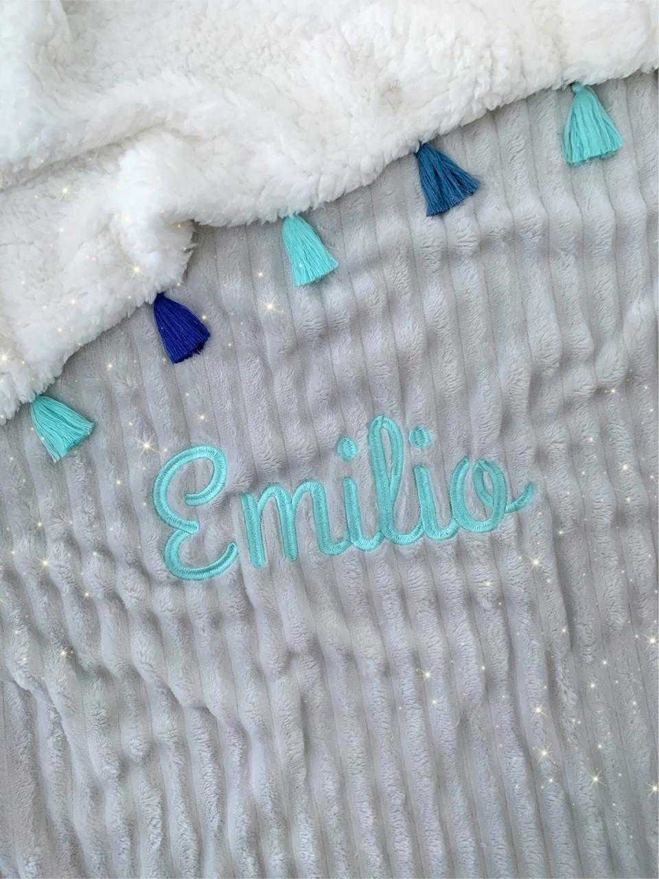 Cobija gris con flecos azules
