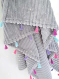 Cobija gris con flecos de colores