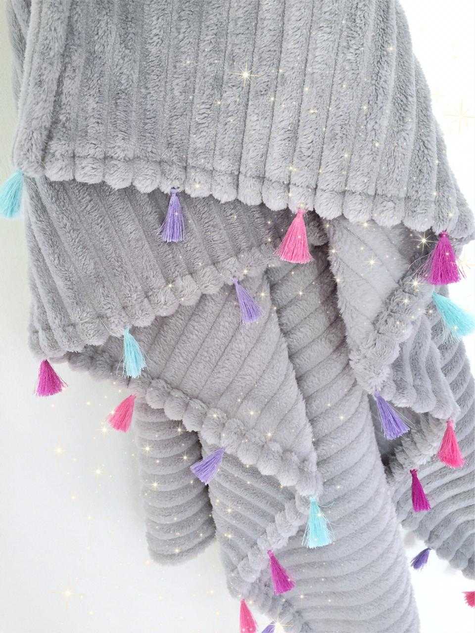 Cobija gris con flecos de colores