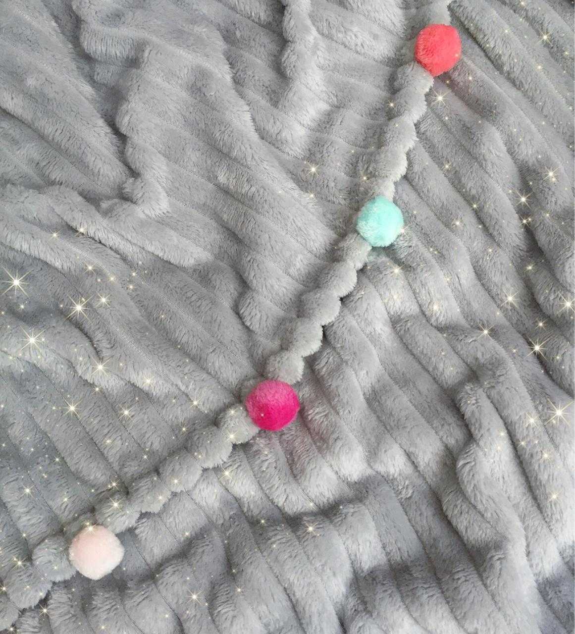 Cobija gris con pompones de colores